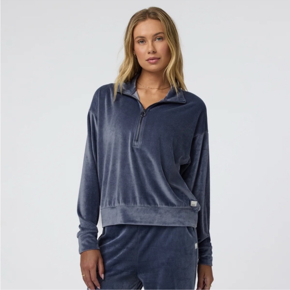 Vuori Haven Half zip pullover in the color Azure in size Large